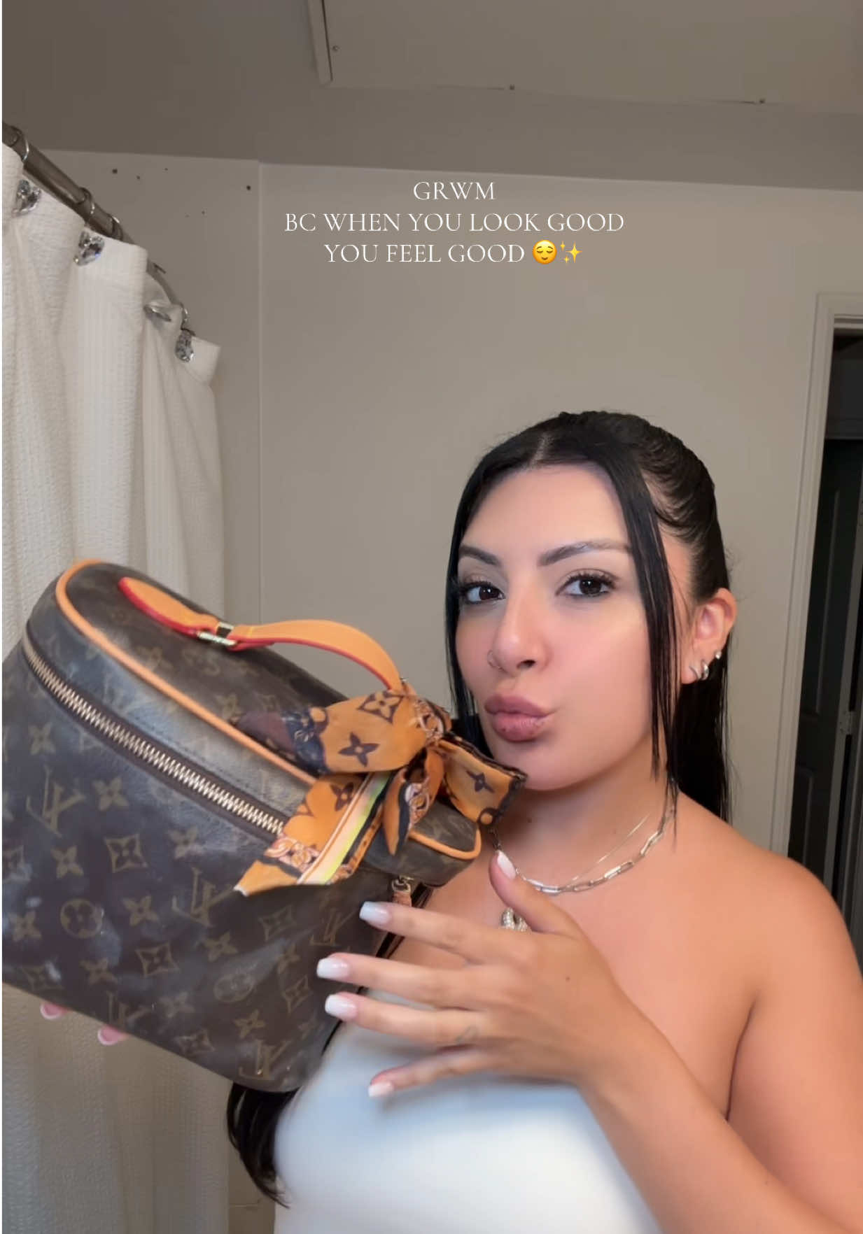 Stop bc my heart shatter when that blush shattered 💔.  Makeup details:  Foundation & concealer  @Anastasia Beverly Hills  Contour stick & setting spray @SHEIN  Liquid Blush & pink setting powder @loréal paris usa  Powder bronzer @Benefit Cosmetics  Powder blush @Fenty Beauty  Lipliner @moiracosmetics  Lipstick @makeupbymario  Lipgloss @buxomcosmetics  Body bronze @DIBSBEAUTY  #dibs #benefitcosmetics #abh #fenty #grwm @Alani Energy 