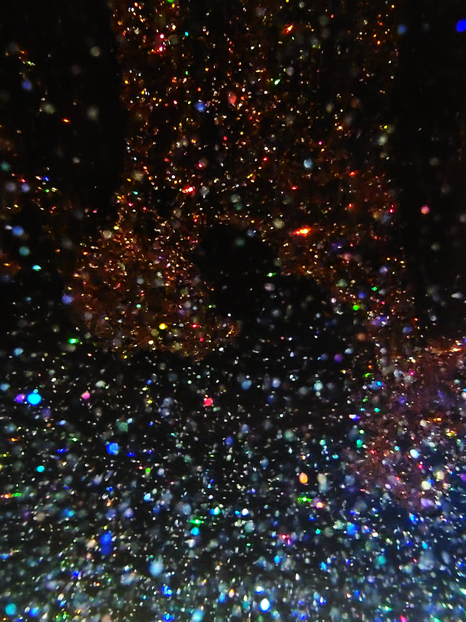 Sorry everyone, Fourth Wing happened....and then Iron Flame. I am engrossed.  I also returned to ALL THE TOMATOS. So we are sauceing. Ill be back to making some longer things soon. Love you. 🧡 . . . . . .#livewallpaper #livebackground #fondodepantalla #fondo #sparkle 