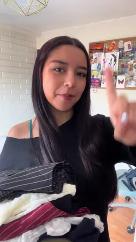 Día 1 usando TODAS mis faldas🥰 si llovió muchoooo🤣 la idea se la vi a @Fran🦋  #dia1 #usandotodasmisfaldas #grwm #outfitidea #faldarayas #chaquetaroja 