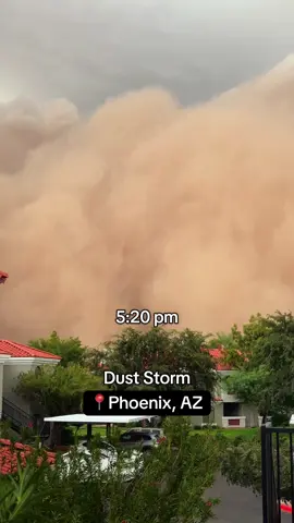 From day to night within minutes. These Arizona dust storms don’t play around 😅 #duststorm #storm #stormtok #phoenix #arizonacheck 