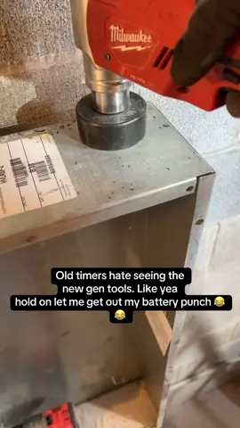 They always got beef with new tech #funny #bluecollar #sparky #fyp #relatable 