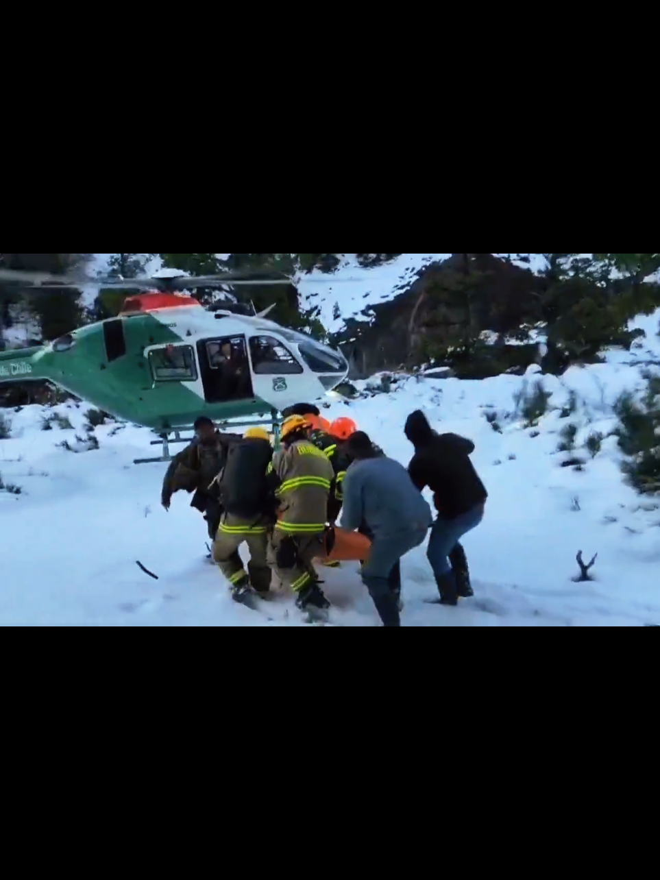 🚨 Carabineros de Ñuble🚨 En la cordillera de #SanFabián , y con apoyo de Aero policial Maule, Bomberos y Montaña Frontera, Carabineros rescataron a un lugareño que cxxx en un risco mientras arriaba animales. Fue trasladado al Hospital de San Carlos, donde se encuentra estable. 🇨🇱💚Sigan nuestro Instagram @apoyo_carabineros_chile #CarabinerosdeChile  #CarabinerodelCentenario  #CarabinerosDeTodos #mascercadeti                  
