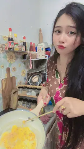 Enak ya bisa di beliin telur gulung 🙃 aku mah bagian buat sendiri aja klo mau🤭😂#telurgulung 