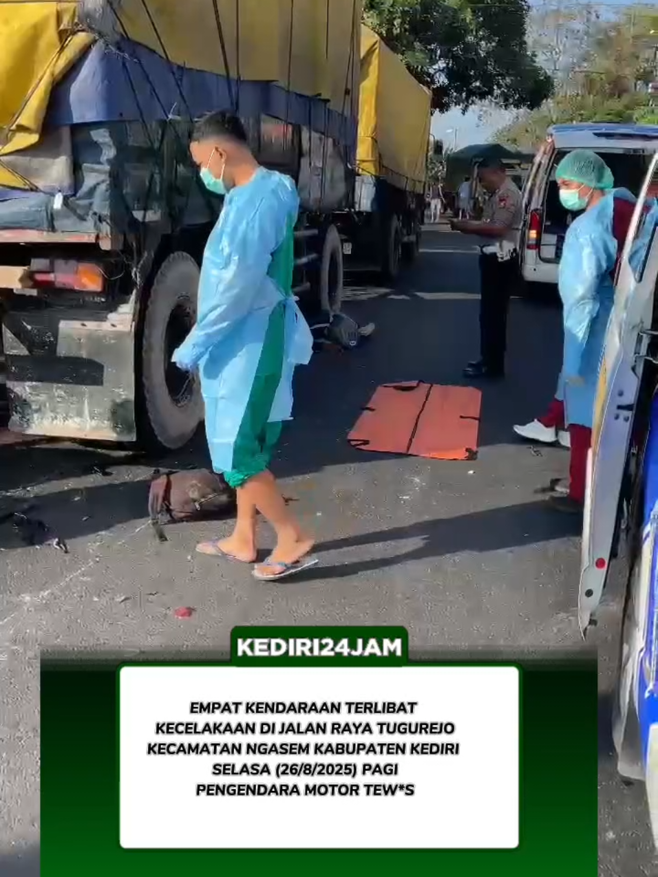 Kecelakaan lalu lintas melibatkan empat kendaraan terjadi di Jalan Raya Desa Tugurejo Kecamatan Ngasem Kabupaten Kediri, Selasa (26/8/2025) pagi. Akibatnya, pengendara motor meningg*l di lokasi. #kediri24jam #kecelakaan #polreskediri #fyp 