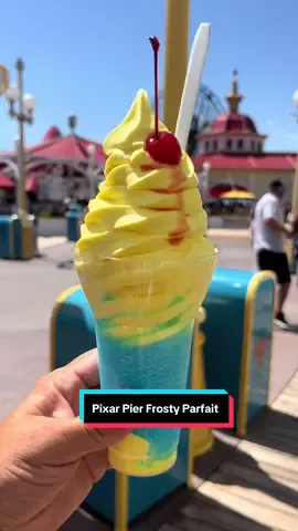 Pixar Pier Frosty Parfait es una nieve riquísima de está disponible en Adorable Snowman Frosted Treats solo $8.49 la van a probar?  #endisneylandia #disneylandia #nieve #nieves #icecream #parfait 