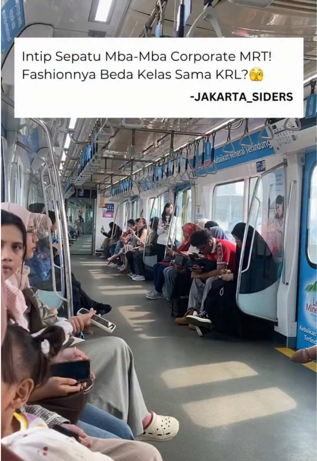 Ngintip sepatu mbak-mbak corporate di MRT! 😆  —  Fashionnya kelihatan beda kelas, dari heels rapi, loafers branded, sampai sneakers putih yang selalu bersih. MRT kadang bukan cuma transportasi, tapi juga catwalk dadakan para pekerja ibukota. Beda jalur, beda vibes. MRT lebih tertata dan formal, KRL lebih santai dan apa adanya. Sama-sama jadi denyut nadi Jakarta. Kamu tim yang mana? ☺️  —  Gimana pendapat lo?  .  .  .  #jakartasiders #beritajakarta #seputarjakarta #jktinfo #jakartaterkini #jakartahits #jkthits #infojkt #jakartakeras