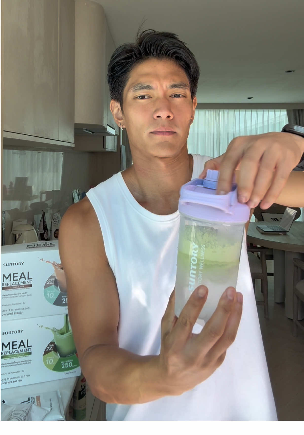 ทำไมผมถึงทาน Meal Replacement…?  🙋🏻‍♂️ผมไม่ได้ทานแทนอาหารหลัก 🙋🏻‍♂️ผมไม่ได้ทานเพื่อให้ผอม หรือ ลดไขมัน 💁🏻‍♂️แต่ Meal Replacement สามารถ 👉🏼ช่วยให้เราคุมปริมาณพลังงานต่อวันได้ง่ายขึ้น 👉🏼ช่วยให้เราได้รับสารอาหารที่เพียงพอในขณะที่คุมปริมาณแคลอรี่ 👉🏼ช่วยให้การเลือกสารอาหารที่ครบง่ายขึ้นในช่วงเร่งรีบ 🙋🏻‍♂️ที่ผมทานตอนนี้ Suntory Meal Replacement  ✔️เพราะรสชาติอร่อย ทานง่าย ✔️แถมให้สารอาหารที่ครบ  ✔️บางครั้งทานเป็น post workout หลังออกกำลังกายเลย ✔️เพราะได้ทั้งโปรตีน และ คาร์บ  🙋🏻‍♂️สุดท้ายแล้วสิ่งสำคัญที่สุด คือ ปริมาณพลังงานรวมต่อวัน  💁🏻‍♂️รองลงมาคือ การเลือกสารอาหาร ที่ควรมาจากอาหารหลักก่อน  💁🏻‍♂️ส่วน อาหารเสริมต่างๆ ก็จะช่วยในกรณีที่อาหารหลักนั้นไม่เพียงพอครับ 🙋🏻‍♂️มีท่านไหนทาน Meal Replacement บ้าง และ ทานเพราะ อะไรกันบ้าง? #SuntoryMRP #มื้อที่ใช่ #ผลิตภัณฑ์ทดแทนมื้ออาหาร #MealReplacement  #CapCut 