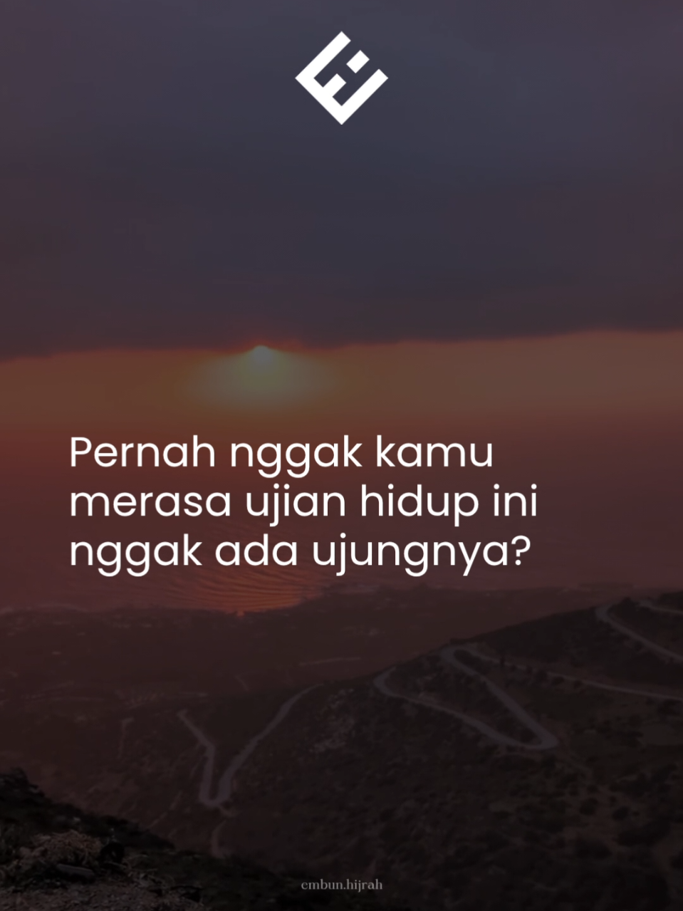 Sesulit apapun keadaan, jangan lepas dari ketakwaan. Karena janji Allah pasti: akan ada jalan dan kemudahan. 🌸 #EmbunHijrah #MotivasiIslami #TadabburAyat #TakwaKunci #Hijrah