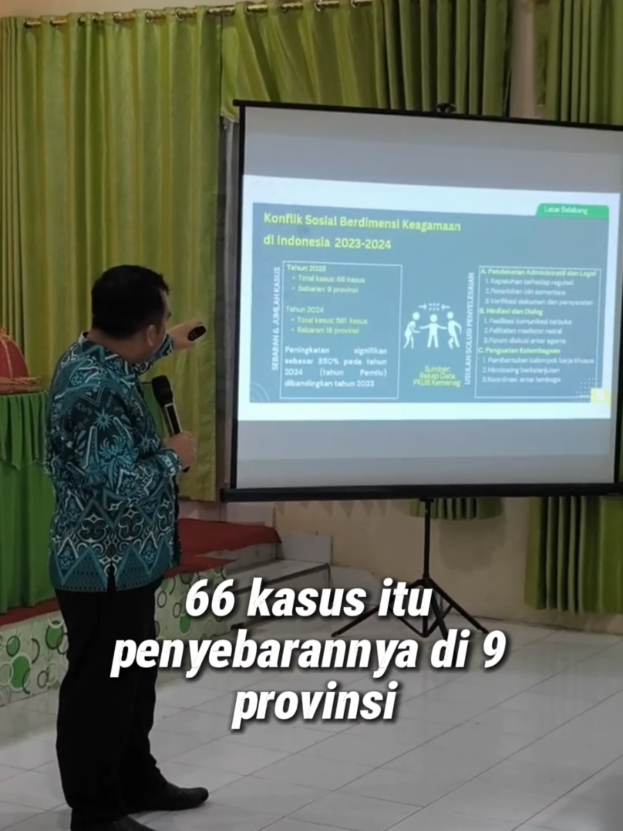 Data menunjukkan tren konflik sosial berbasis keagamaan meningkat tajam: dari 66 kasus di 2023 menjadi 561 kasus di 2024 - naik sekitar 850%. Tahun politik memang sering jadi pemicu, karena sensitivitas identitas mudah dimainkan. Syukurnya, daerah kita relatif aman. Tapi aman bukan berarti abai. Potensi konflik tidak muncul tiba-tiba, melainkan tumbuh dari hubungan antarindividu, antar kelompok, hingga akhirnya menegang. Konflik tidak cukup ditangani dengan spanduk himbauan saja dan surat edaran. 1. Yang dibutuhkan adalah respon cepat, kehadiran nyata, dan komunikasi terbuka. 2. Tokoh agama tidak boleh diam. Jangan berpikir konflik akan reda sendiri. 3. Bila ada potensi konflik dan gesekan, datangi - mediasi - dan beri nasehat terbaik untuk perdamaian. Ingat, kerukunan tidak lahir dari diam, tapi dari upaya bersama merawat kedamaian. #kerukunanumat #moderasiberagama #kurikulumberbasiscinta #cegahkonflik #ewskemenag 