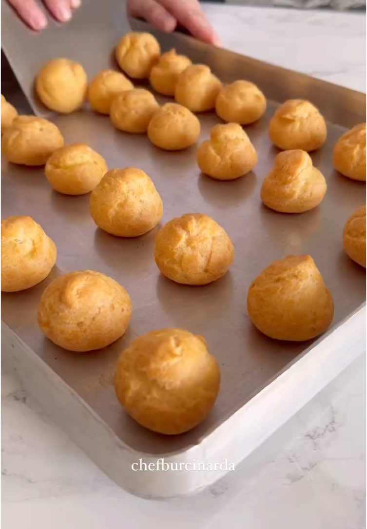 Profiterol Malzemeler Su bardağı ölçüm 200ml Ölçü 6-8 kişilik Choux Hamuru 100 ml su(Yarım su bardağından bir parmak fazla) 50 g tereyağı 75 g un(1 su bardağından iki parmak eskik) Bir çimdik tuz,bir çay kaşığı toz şeker 2 orta boy yumurta Hazırlanışı Su,yağ,tuz ve şekeri ocağa al kaynayınca ununu ekle hızlıca karıştır hamur tencereden ayrılınca tamamdır ben yumurtaları teker teker sıcakken ekliyorum sizler ılıdıktan sonra da ekleyebilirsiniz kıvam pürüzsüz olacak,ardından sıkma torbası yardımıyla küçük küçük sıkın tepsiye sıkma torbası yoksa kaşıklada dökebilirsin 160 derece tamamen ısınmış fanlı fırında 30 dk pişir(Her fırının huyu farklıdır baktığınız zaman rengi kızarmış olacak)süre sonunda fırından direkt çıkartın korkmayın iyi pişerse sönmez bu oldu şimdi kremasını yapalım 👩🏻‍🍳🧑🏻‍🍳 Pastacı Kreması 400 ml süt(2 su bardağı) 50 g nişasta(2 yemek kaşığı) 10 g un(1 silme yemek kaşığı) 80 g toz şeker(4 dolu yemek kaşığı) 30 ml sıvı krema(3 yemek kaşığı) 10 g tereyağ(1 tatlı kaşığı) 1 paket vanilin 50 g beyaz çikolata Hazırlanışı Süt,un,toz şeker ve nişastayı tencereye alıp tel çırpıcıyla homojen olana kadar çırpıp ocağa alın pişirin kıvam aldıktan sonra ocağın altını kapatın tereyağ vanilin ve beyaz çikolatayı ekleyip tekrar karıştırın(Kıvamı sert olacak panik yok 😁)kremanın üzerini kremayla temas edecek şekilde streç filmle kapatıp soğumasını bekleyin soğuduktan sonra sıvı kremayı ekleyip mikserle çırpın yetersiz gelirse biraz daha ekleyebilirsiniz krema da hazır🙂‍↔️ Profiterol Sos 1 litre süt 90 g un(1 su bardağından 1 parmak eksik) 180 g toz şeker(1 su bardağı) 40 g kakao(3 dolu yemek kaşığı) Hepsini tencereye al pişir piştikten sonra 75 g bitter çikolata,75 g tereyağ,75 g kahvaltılık çikolata(1 dolu yemek kaşığı)sıcakken ekleyin son olarak 1 su bardağı(200ml)buz gibi su ekleyin karıştırın,ara ara karıştırın soğutun(Kabuk tutmaması bu önemli) Hamurları benim gibi dolduramayanlar ortadan ikiye kesip kaşıklada doldurabilir en az 4 saat buz dolabında muhafaza edin,deneyecek olanlara kolay gelsin afiyet olsun görüşürüz hadi gittim 🙋🏻‍♀️🤗 #profiterol #pastacıkreması #çikolatasosu