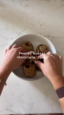 Protein PB Chocolate Fudge Cookie 🥜🍪 All of my favorite things in one. Pair this with a glass of milk and it’s done for 🥛 Ingredients: • 1 scoop Legion pb chocolate fudge protein powder • 1/2 natural peanut butter  • 1 egg • 1/2 tsp baking soda  • 2 tbsp dark chocolate chips  Instructions: 1. Preheat oven to 350°F 2. Mic all ingredients to form cookie dough 3. Scoop onto a baking sheet 4. Bake 7-8 minutes 5. Let cool and enjoy! PER COOKIE 185 cals 10g protein 7g carbs 13 fats @legion DISCOUNT CODE: PHYLLIS