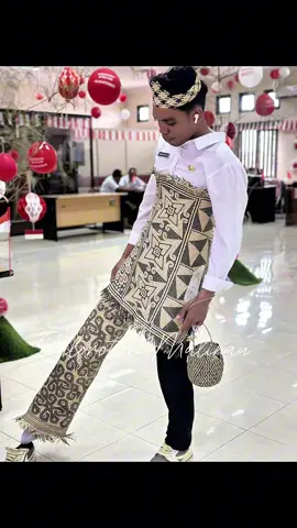 Oktober ini, Bumi Intimung akan berdenyut dalam pesta rakyat penuh warna. Budaya dan kesenian akan ditampilkan dengan megah, olahraga tradisional kembali menggema, kerajinan tangan UMKM terpajang indah, dan kudapan kuliner khas siap memanjakan lidah. Inilah saatnya kita merayakan persatuan, melestarikan tradisi, sekaligus mengangkat potensi Malinau ke panggung yang lebih tinggi. Mari bersama kita sambut HUT Kabupaten Malinau dengan semangat penuh kebanggaan #wanderfullindonesiaa #SulorotanMalinau #MALINAU 