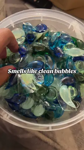 These smell so clean 🫧🫧 #laundrypods #3in1pods #laundry 