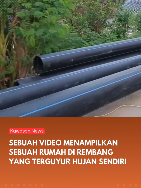 Sebuah Video menampilkan Rumah yang terguyur hujan sendiri di duga kebocoran pipa air 🎥 : FT/arief4.4 Follow Media :Kawasan.news #kawasannews #viral #rembang #fyp 