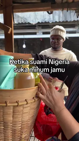 Lagi beli ayam tbtb paksu salfok tukang jamu😆 #jamu #jamutradisional #mixmarriage #fyp 