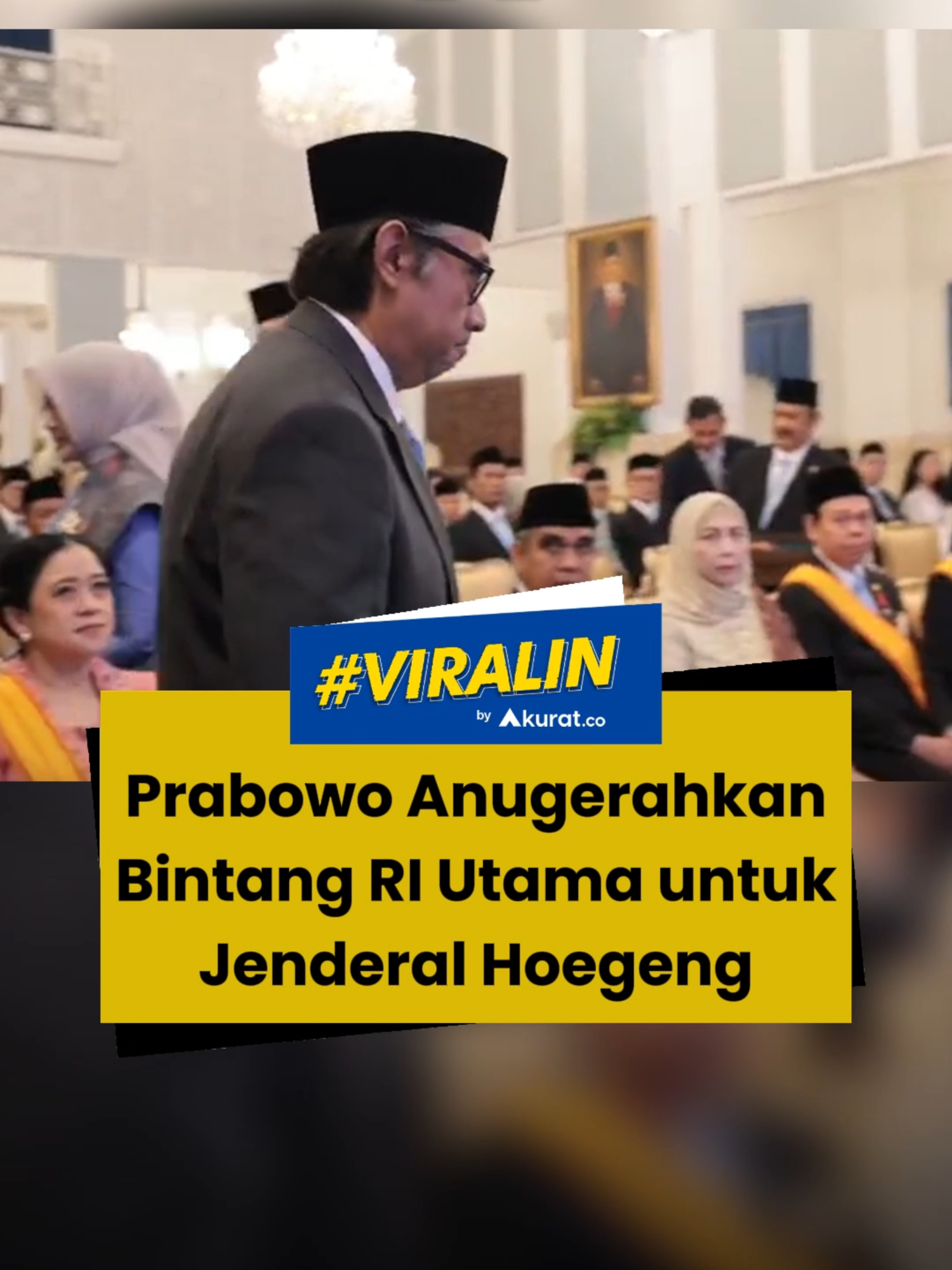 Presiden RI Prabowo Subianto menganugerahkan tanda kehormatan Bintang RI Utama kepada Jenderal Polisi (Purn) Hoegeng Iman Santoso. Tanda kehormatan tertinggi negara itu diserahkan kepada keluarga Hoegeng, yang diwakili oleh cucunya, Krisnadi Ramajaya Hoegeng, dalam upacara di Istana Negara, Jakarta, Senin (25/8/2025). Jenderal Hoegeng dikenang publik sebagai figur polisi yang sederhana, jujur, dan tegas dalam menegakkan hukum. Komitmennya untuk menindak praktik korupsi, perjudian, hingga penyelundupan membuatnya menjadi simbol integritas institusi kepolisian.  🎥: Dok. Tim Media Prabowo. #viral #presiden #prabowo #polisi #jenderal #hoegeng #tandakehormatan #akuratco