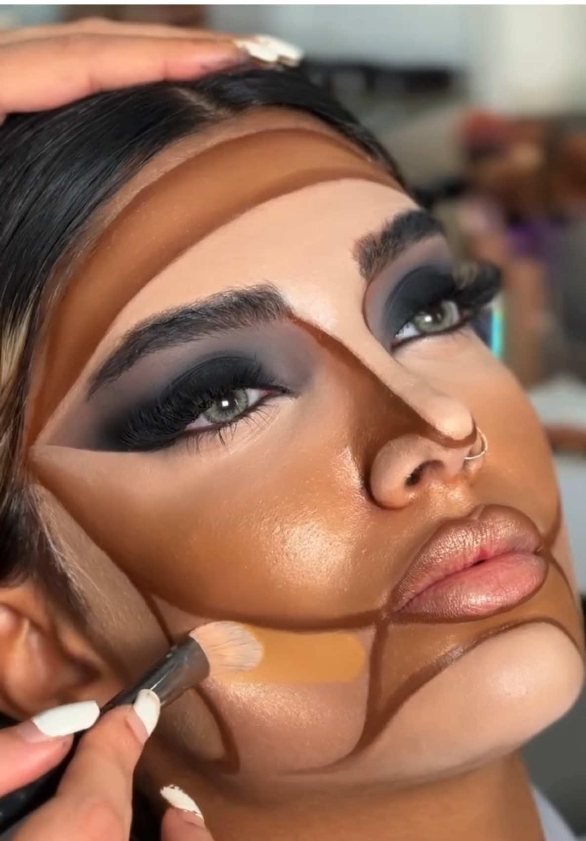 Glam makeup tutorial with easy steps to achieve a flawless and radiant look. Tutorial de maquillaje glamoroso con pasos sencillos para un acabado impecable y radiante. Tutoriel maquillage glamour avec des étapes simples pour un look éclatant et parfait. Glamour-Make-up-Tutorial mit einfachen Schritten für einen makellosen und strahlenden Look. Tutorial de maquillaje glam con tips rápidos para un estilo fresco y espectacular. ⸻ #MakeupTutorial #GlamLook #BeautyTips #MakeupLover #tiktokscenestealercontest 