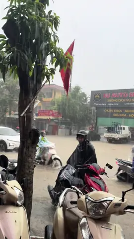 Đường đi làm ngày bão cơm áo gạo tiền 🌧️🍚💼 #baogiongcuocsong #bão #viral #ngập_hết_đường 