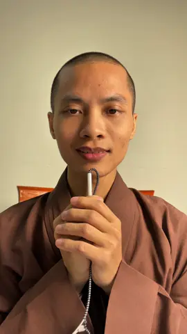 Bài thỉnh mời oan gia trái chủ và chư vị gia tiên về cộng tu. Nam mô a di đà phật (3 lần) Hôm nay, ngày… tháng… năm… Đệ tử chúng con là….. pháp danh….. ở tại…… Con xin một lòng chí thành, chắp tay cung kính dâng lời thỉnh nguyện. Con xin cung thỉnh chư vị Tổ tiên, ông bà cha mẹ nhiều đời nhiều kiếp, các hương linh quyến thuộc nội ngoại gia tộc, cùng tất cả chư vị oan gia trái chủ đã kết thiện duyên hay ác duyên với con trong vô lượng kiếp. Ngưỡng mong chư vị từ bi hỷ xả, trở về đây Cùng hiện diện nơi đạo tràng này, Cùng nghe kinh, cùng niệm Phật, cùng tu tập, công đức tụng kinh, niệm Phật hôm nay, Nguyện đem hồi hướng cho tất cả chư vị sớm được siêu sinh Tịnh độ, Thoát vòng oán kết, buông bỏ hận thù, Cùng quay về nương tựa Tam Bảo, đồng gieo duyên lành giải thoát. Nam mô a di đà phật (1 vái) Sau khi thỉnh mời xong, chúng ta bắt đầu vào khoá lễ tụng kinh, niệm phật hoặc trí chú như bình thường, theo nghi thức ở trong kinh. #tungkinh #phatphapnhiemmau #phatgiao #thichdiquang 