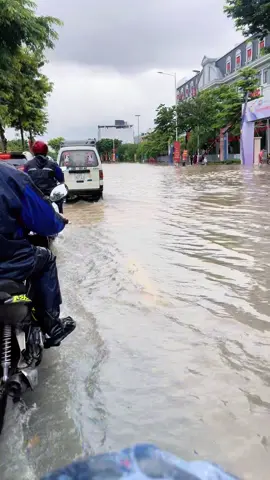 Xin những cánh tay của các đồng chí nghị lực nhất sáng nay🥹🥹🥹#xuhuong#viral #ngập_lụt_không_lối_thoát⛈⛈#tiktok#hanoingaplut 
