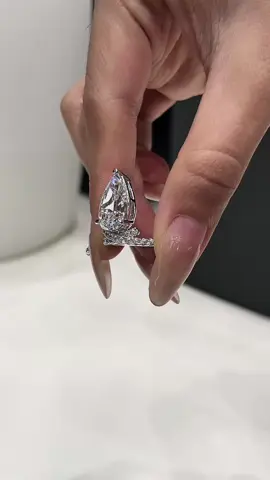 Product Name: Eco Diamonds Pear Cutting Hxquisite White Ring Material: Eco-Diamond, 925 Sterling Silver, 8 layer Platinum Plating Color: White Product Code: #yifan #yifanite #yifanjewelry #jewellery #jewelrybusiness #highjewelry #silverjewelry#jewelrycustomization #jewelryshopping #jewelrytiktok #engagement #highendjewelry #diamond #diamondjewelry
