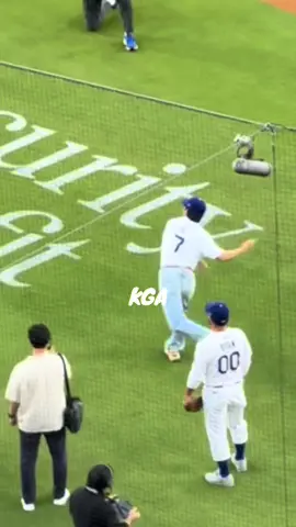 TAE WARMING UP WHILE IDOL PLAYS 🥹 VID FROM MY NON ARMY SIS! ⚾️ #v #kimtaehyung #bts #dodgers #btsarmy 
