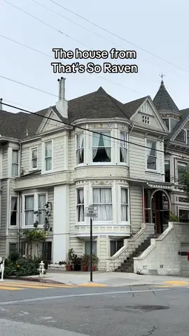 If you listened to this week’s episode with T’Keyah Crystal Keymah, you heard us talk about the iconic That’s So Raven house! Listen to the full episode with Tanya Baxter herself at the link in our bio! #thatssoraven #ravensymone #ravenshome #thatssoravenhouse #disneychannel 
