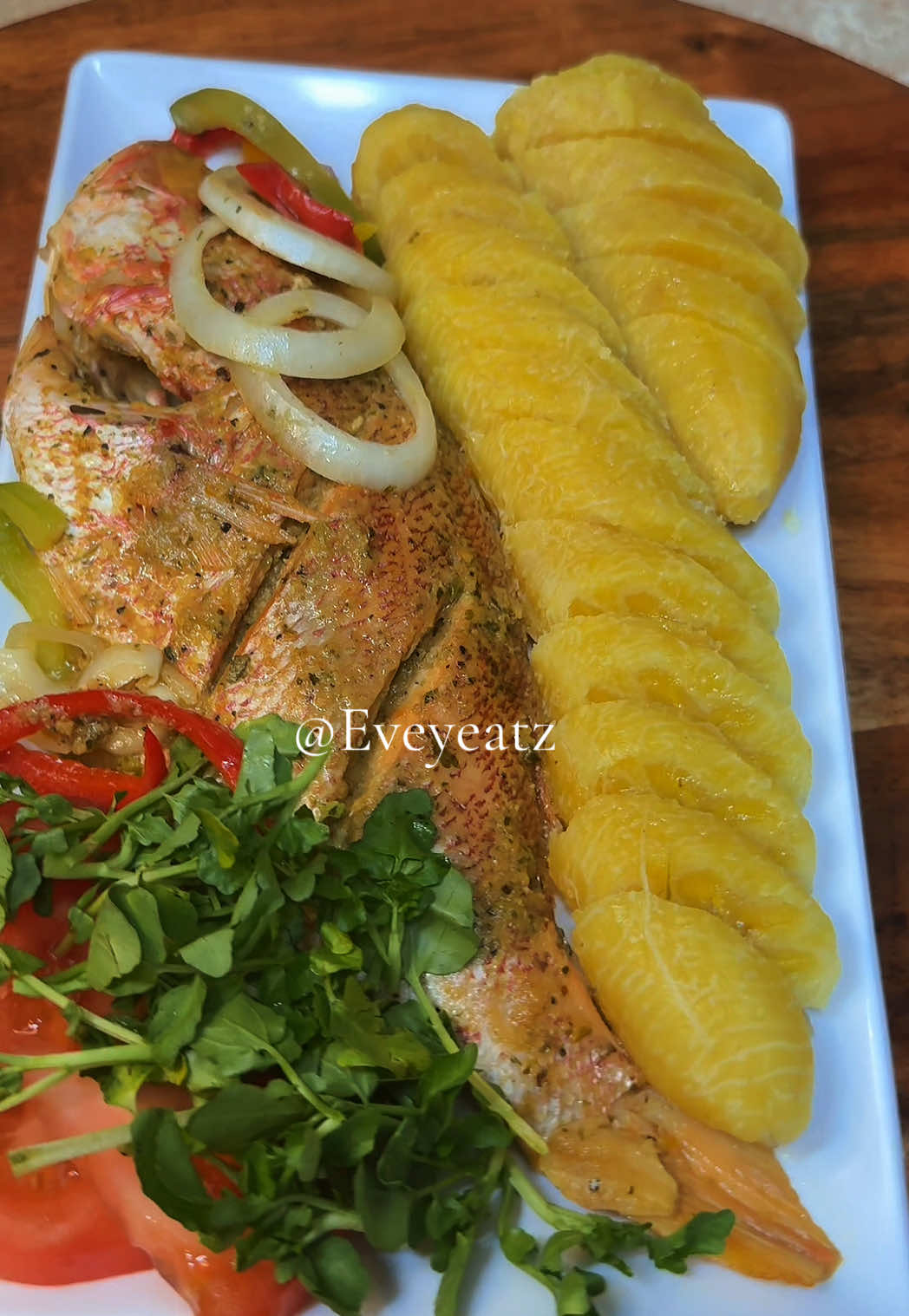 Haitian snapper with plantain 🇭🇹😮‍💨 What was your favorite meal growing up? #haitiantiktok #haitianfood #manjelakay #haitiancuisine 