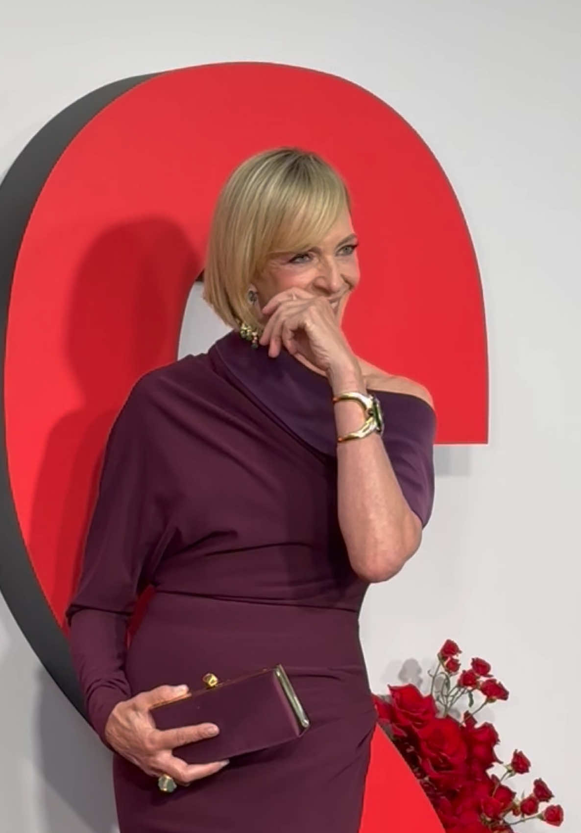 #allisonjanney shows off her jewelry at the premiere of #theroses in nyc 