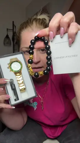 Pedí este reloj de hombre para mi papá con la esfera verde (¡hace juego con sus ojos! 💚). Es un modelo de vestir con acabado elegante y correa metálica, perfecto para uso diario o para ocasiones especiales. Está hecho en stainless steel (acero inoxidable), así que es duradero, con buen peso y sensación premium. El dial verde se ve espectacular y los marcadores se leen fácil incluso con poca luz. Medida de caja aprox. 40 mm (clásica y cómoda en la muñeca). Si necesitas ajustar la correa, solo retiras eslabones y listo. Como regalo, queda de 10: viene presentable y se siente más caro de lo que cuesta. El enlace y detalles están encima de mi nombre. Si te gusta un look dorado con esfera verde, este es EL reloj. 😉 #MiHogarActivo #TikTokShop #RelojDeHombre #AceroInoxidable #EsferaVerde     