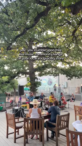 Live music, food, and golden hour at the grocery store? Count us in! ✨🎶 #livemusicaustin #austinvibes #sunsetlover #outdoorfun #kidfriendly 