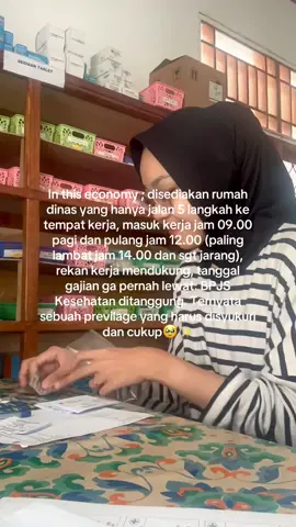 minusnya harus serba bisa, jaga apotek pun gass😙