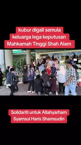 MAHKAMAH TINGGI SHAH ALAM BENARKAN PERMOHONAN GALI SEMULA KUBUR DAN BEDAH SIASAT KEDUA KES KEMATIAN SYAMSUL HARIS SHAMSUDIN SHAH ALAM, 26 Ogos 2025, Mahkamah Tinggi Syah Alam hari ini membenarkan permohonan keluarga Allahyarham Samsul Haris Samsudin, pelatih Pasukan Latihan Pegawai Simpanan (PALAPES) Universiti Teknologi Malaysia (UTM), untuk menggali semula kubur serta melaksanakan bedah siasat kali kedua. Kes ini mendapat perhatian selepas kematian Samsul Haris pada 28 Julai lalu ketika menjalani latihan di Pusat Latihan Tempoh Tentera Darat (PULADA), Ulu Tiram, Johor. Jenazah beliau ditemui dengan kesan lebam serta pendarahan yang menimbulkan pelbagai persoalan. Bedah siasat awal di Hospital Sultan Ismail mendapati keputusan masih bergantung kepada siasatan makmal. Namun, ibu arwah, Ummu  Haiman Bee Daulatgun, tidak berpuas hati dengan hasil tersebut lalu memfailkan permohonan ke Mahkamah Tinggi Shah Alam pada 15 Ogos untuk mengarahkan penggalian semula kubur dan bedah siasat kedua oleh pakar forensik di Kuala Lumpur. Permohonan itu turut menamakan Ketua Polis Negara dan Peguam Negara sebagai responden serta memohon supaya satu prosiding inkues rasmi diadakan.  Pada 25 Ogos, mahkamah menangguhkan keputusan sebelum akhirnya hari ini, 26 Ogos, membenarkan permohonan keluarga arwah. Dengan keputusan ini, kubur arwah akan digali semula bagi membolehkan bedah siasat kedua dijalankan untuk mendapatkan kepastian punca sebenar kematian. #syamsulharis #solidariti #palapes #pulada 