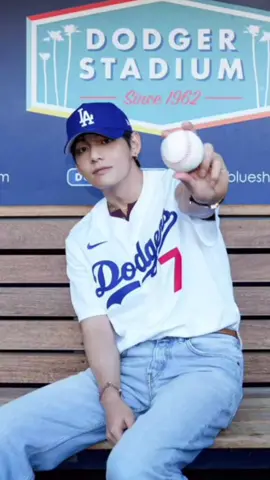 THE 7 ON HIS JERSEY aww…🥹💜 V AT DODGERS STADIUM TAEHYUNG AT DODGERS STADIUM #VxDodgers #Taehyung  #TaehyungxDodgers #VCeremonialFirstPitch #TaehyungxMLB 