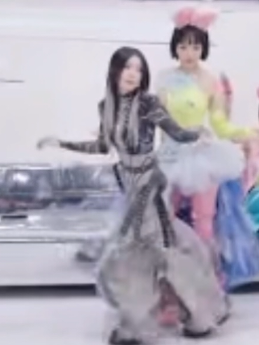 tôi để ý là bác Lyhan có vẻ biết nhảy dancesports nha:))#lyhan #emxinhsayhi #xhtiktok #viral #fyp 
