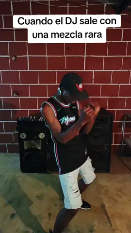 Cuando el DJ sale con una mezcla rara.