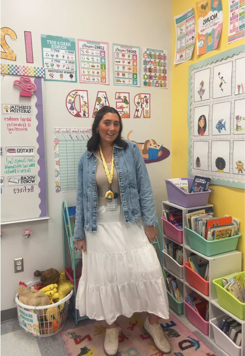 new week☀️ comment how you’re feeling on this fine Monday🤭 #teachersoftiktok #teacherootd #lacesneakers #cushionaire #teachershoes 