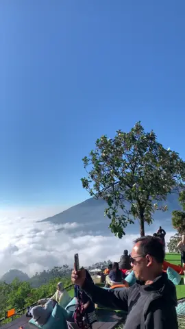 Jadi mau liburan kapan..?#triangleskytelomoyo #telomoyo #magelangexplore 