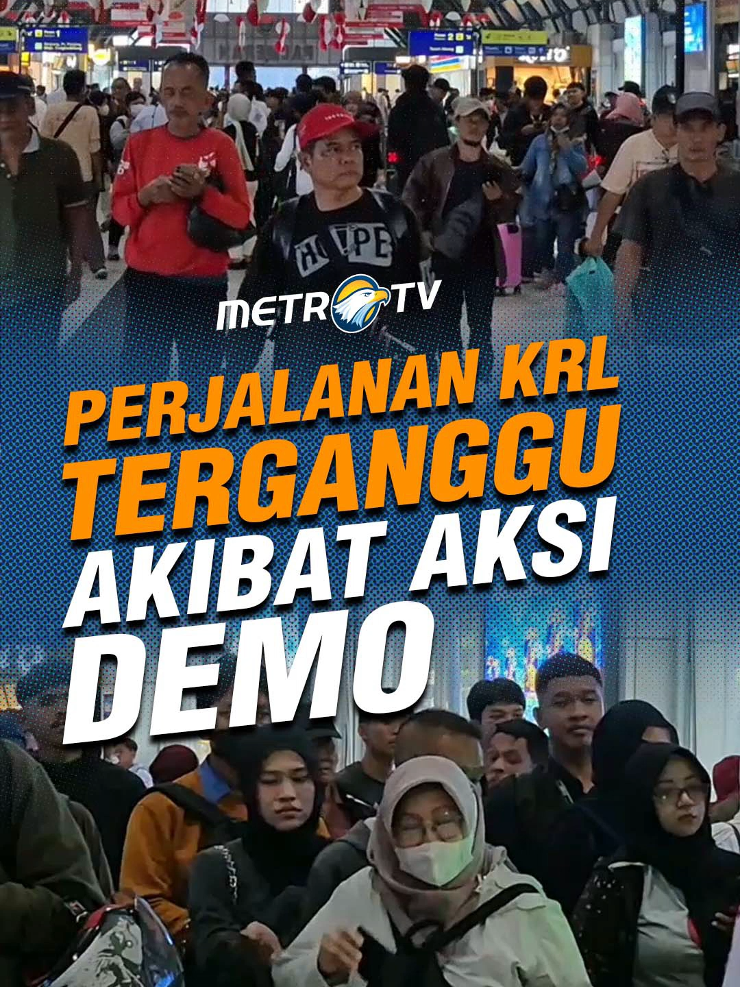 Aksi unjuk rasa yang berujung ricuh mengganggu perjalanan KRL Commuter Line di relasi Rangkasbitung-Tanah Abang, Senin (25/8) sore. Akibatnya, ribuan calon penumpang menumpuk di Stasiun Palmerah dan harus menunggu hampir satu jam. Kepadatan penumpang ini dipicu oleh penutupan sementara perjalanan KRL, karena banyaknya massa yang berkumpul di perlintasan kereta api. Kondisi ini memaksa penumpang untuk menunggu, sebab tidak ada moda transportasi lain seperti ojek daring yang bisa melintas akibat demo tersebut. #MetroTV #tiktokberita #metrotv #beritaterkini #viral #fyp #demo #dpr #krlcommuterline #stasiunpalmerah #jakarta