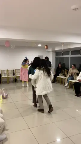✨ Un Baby Shower lleno de alegría y emociones ✨ En la dulce espera de Bianca 💕 vivimos momentos mágicos junto a la futura mamita y sus amigas: risas, juegos, coreografías y hasta una mini hora loca que hizo vibrar a todos 🎶💃🎉 Cada detalle fue pensado para que este día quedara en el corazón de todos 💖 porque celebrar la llegada de un bebé es celebrar la vida misma 🌸👶 Gracias por dejarnos ser parte de este recuerdo tan especial 🙏🥰 Con mucho amor, Wari Producciones 🎬✨ #babyshower #momentosdivertidos #fiestaespecial #lamejoranimadora 