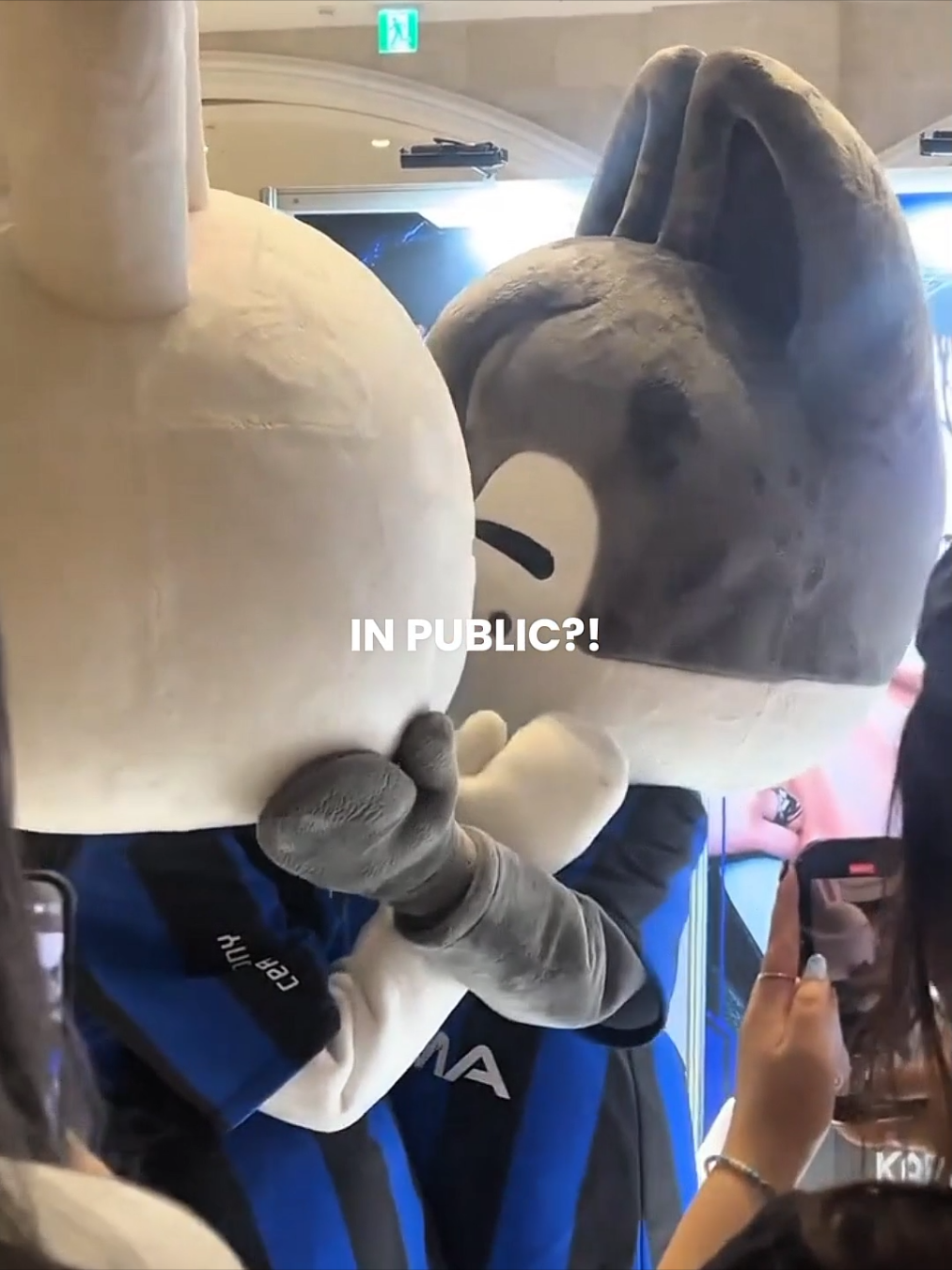 #MINCHAN full make out session in public is crazy  #straykids #skzoo #bangchan  #leeknow 