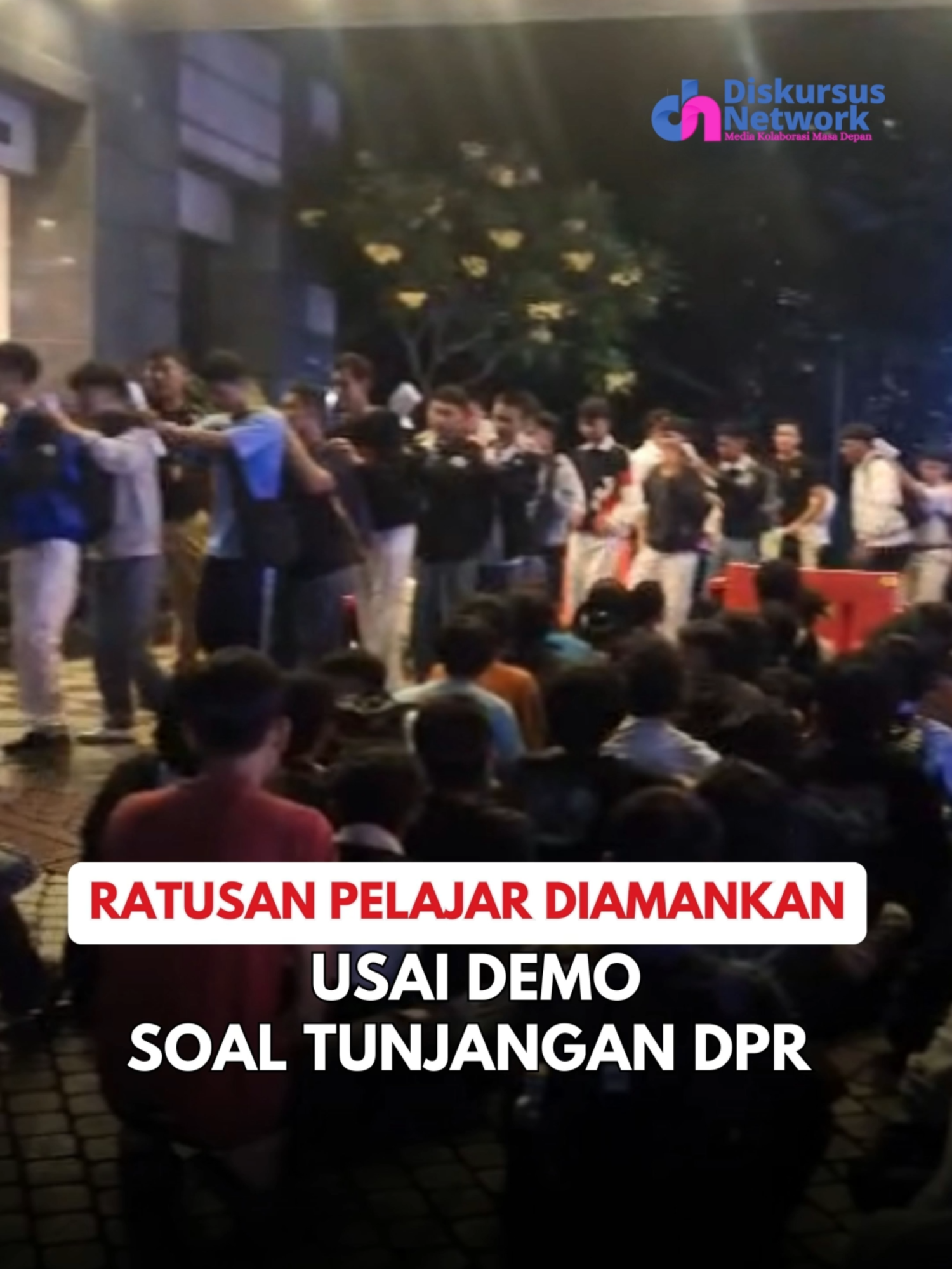 Aksi demo soal tunjangan DPR yang awalnya damai berubah jadi ricuh besar di depan Gedung DPR/MPR RI dan merembet sekitar kawasan Slipi, Jakarta Barat, pada Senin, 25 Agustus 2025.  Total ada 382 orang yang diamankan usai kerusuhan, 302 di antaranya adalah pelajar. Saat kejadian, polisi sempat menembakkan gas air mata dan juga mengerahkan mobil water cannon untuk membubarkan massa. #DemoDPR #KerusuhanJakarta #DPR #MPR #Slipi #JakartaBarat #AksiMassa #TunjanganDPR #Polisi #Pelajar