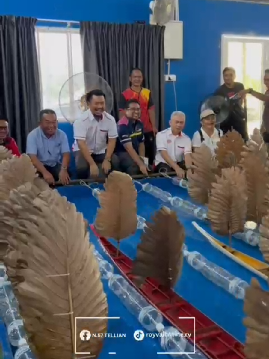 23 Ogos 2025 (Sabtu) - 10:00 am Dewan Sri Pekala , Mukah Majlis Perasmian Bengkel Inovasi Tradisional Bidar Lukut yang disempurnakan oleh YB Royston bin Valentine , ADUN N57 Tellian merangkap Timbalan Presiden Persatuan Melanau Mukah di Dewan Sri Pekala , Mukah. Tahniah kepada pihak penganjur iaitu Persatuan Melanau Mukah dengan kerjasama Pusat Penyelidikan Melanau , UiTM Mukah dan Unit Saberkas Kampung Petanak (Yusapet). Hadir bersama Dr. Muhammad Shahimi bin Ariffin , Wakil Penolong Rektor UiTM Cawangan Sarawak Kampus Mukah , En. Pangeran Saifudin SU Eksekutif Persatuan Melanau Mukah , Pn. Suffina binti Haji Long , Ketua Projek Bengkel Inovasi Bidar Lukut Tradisional dan En. Terry bin Anthony Joseph Lajo SABERKAS Kampung Petanak (YUSAPET)..