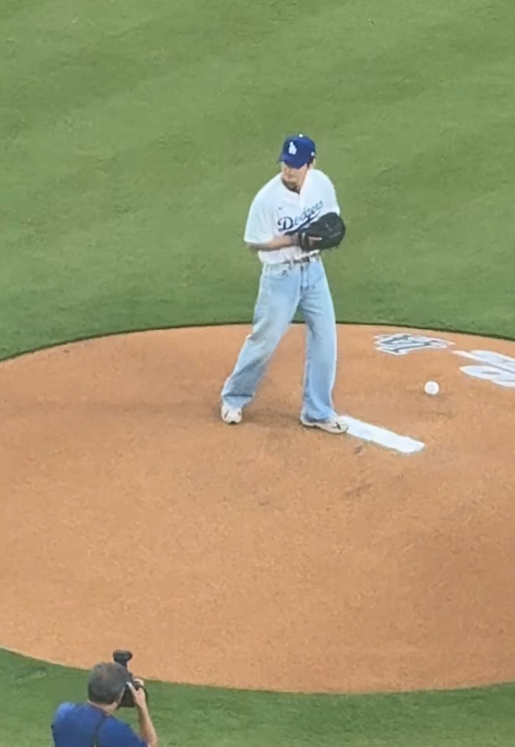 ARMY turned out and turned up for V 🥰🥰  #bts #taehyung #kimtaehyung #dodgers 