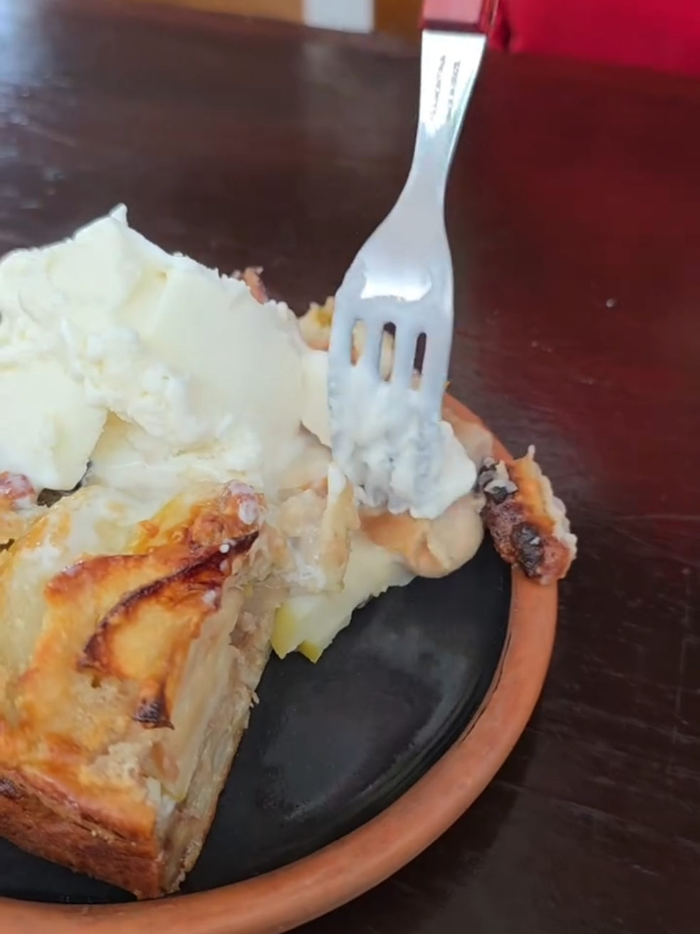 TARTA DE MANZANA EXPRESS . Una genialidad de Edgar a seguirlo en @mambrunense una receta más linda que otra 😍 😍    ▪︎ 200 gr. Harina leudante ▪︎ 150 gr. Azúcar ▪︎ 100 gr. Manteca ▪︎ 1 cdita. Canela ▪︎ Ralladura de ½ limón ▪︎ 5 manzanas verdes o rojas ▪︎ 50 gr. Pasas de uvas remojadas en ron o coñac ▪︎ 150 gr. Nueces o frutos secos ▪︎ 3 huevos ▪︎ 500 ml. Leche ▪︎ 1 cdita. Esencia de vainilla
