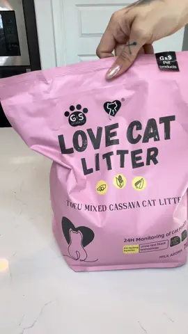 Not all litters are created equal 🐾 This tofu + cassava blend is dust-free, super clumping, and even monitors your cat’s health. Cleaner box, happier cat, healthier home #CatParents #HealthyCats #SmartLitter #PetCareEssentials #CatLovers