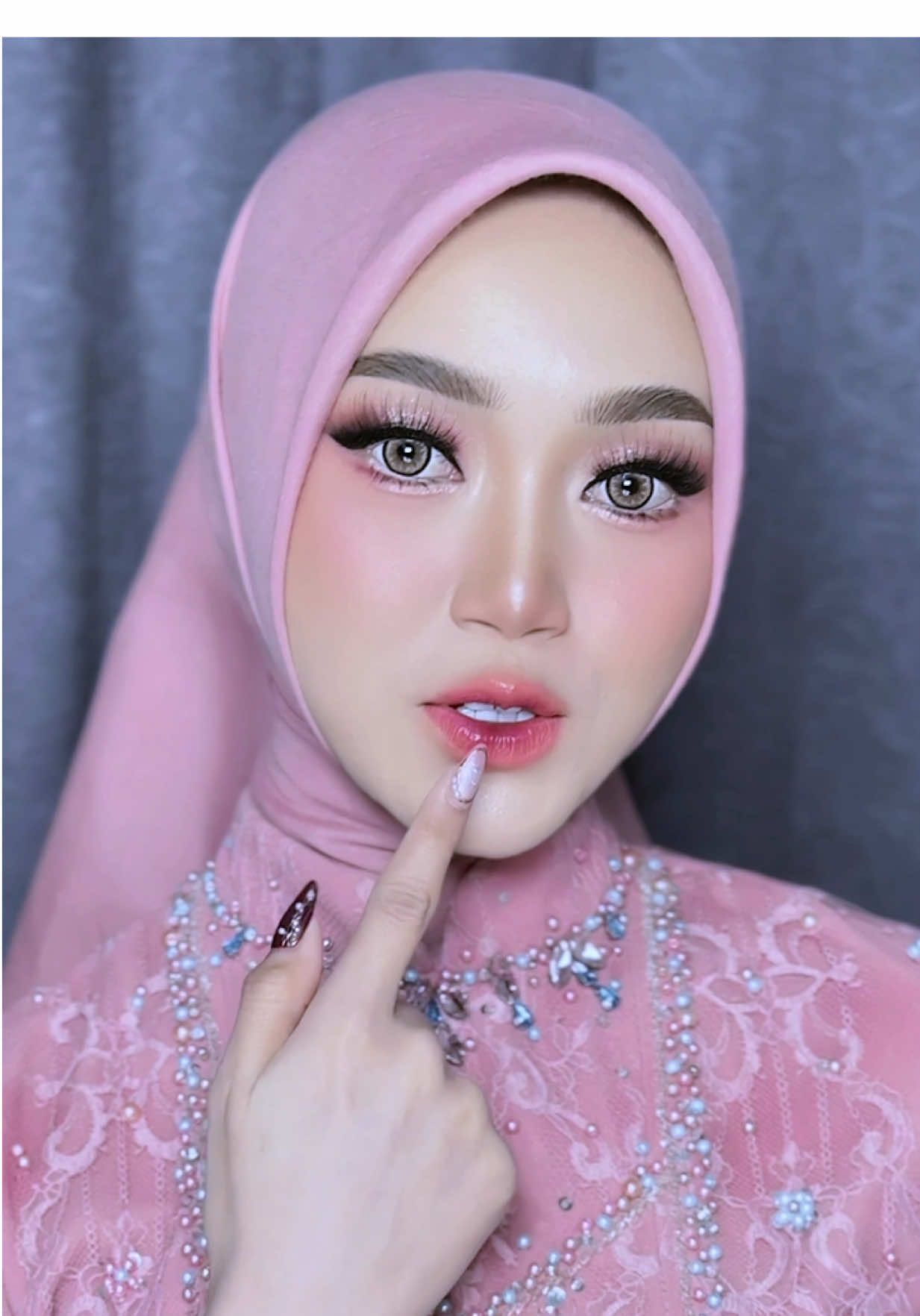 Lucu banget ya kalau orang cantik mah mau ngapain aja cantik 😍 ✨ @anifahulrest  MUA @gita_pus_makeup  FG @sallowcolor  Decor @nddecoration  Info pricelist & booking WA 085701479409 atau 08085743771313 Atau klik link yang ada di bio ya 😊 . #muapurbalingga #makeuppurbalingga #muawedding ##muapurwokerto #muabanjarnegara                    