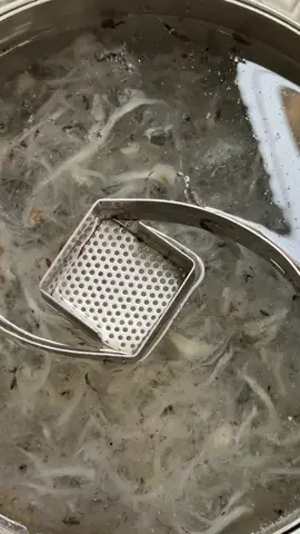 Khách mua Yến thô mình khuyến mãi rửa Yến cho luôn  Sạch 70/% đỡ công nhặt lông rất nhiều  Khách cần Yến hủ chưng hoặc Yến tươi  mình  có sẵn 