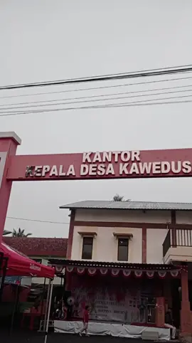 Suasana meriah mewarnai peringatan HUT ke-80 Kemerdekaan RI di Desa Kawedusan,Kab.Kebumen Minggu (24/8/2024). Kepala Desa Kawedusan, Aristanto  menyampaikan rasa syukur sekaligus apresiasi atas dukungan penuh masyarakat. Ia menyebut, semangat gotong royong warga menjadi kunci suksesnya acara. “Antusiasme masyarakat sangat luar biasa. Dukungan dan semangat kebersamaan inilah yang membuat acara berjalan meriah,” ungkapnya. Sebagai bentuk penghargaan, panitia juga menyiapkan puluhan doorprize menarik yang sukses menambah semangat para peserta.Tak hanya soal hiburan,para umkm yang ada di kawedusan dan juga mengingatkan bahwa peringatan kemerdekaan memiliki makna yang lebih dalam. #dolankebumenid  #dolankebumen  #kebumenfest2025  #kebumengeopark  #kebumenberiman 