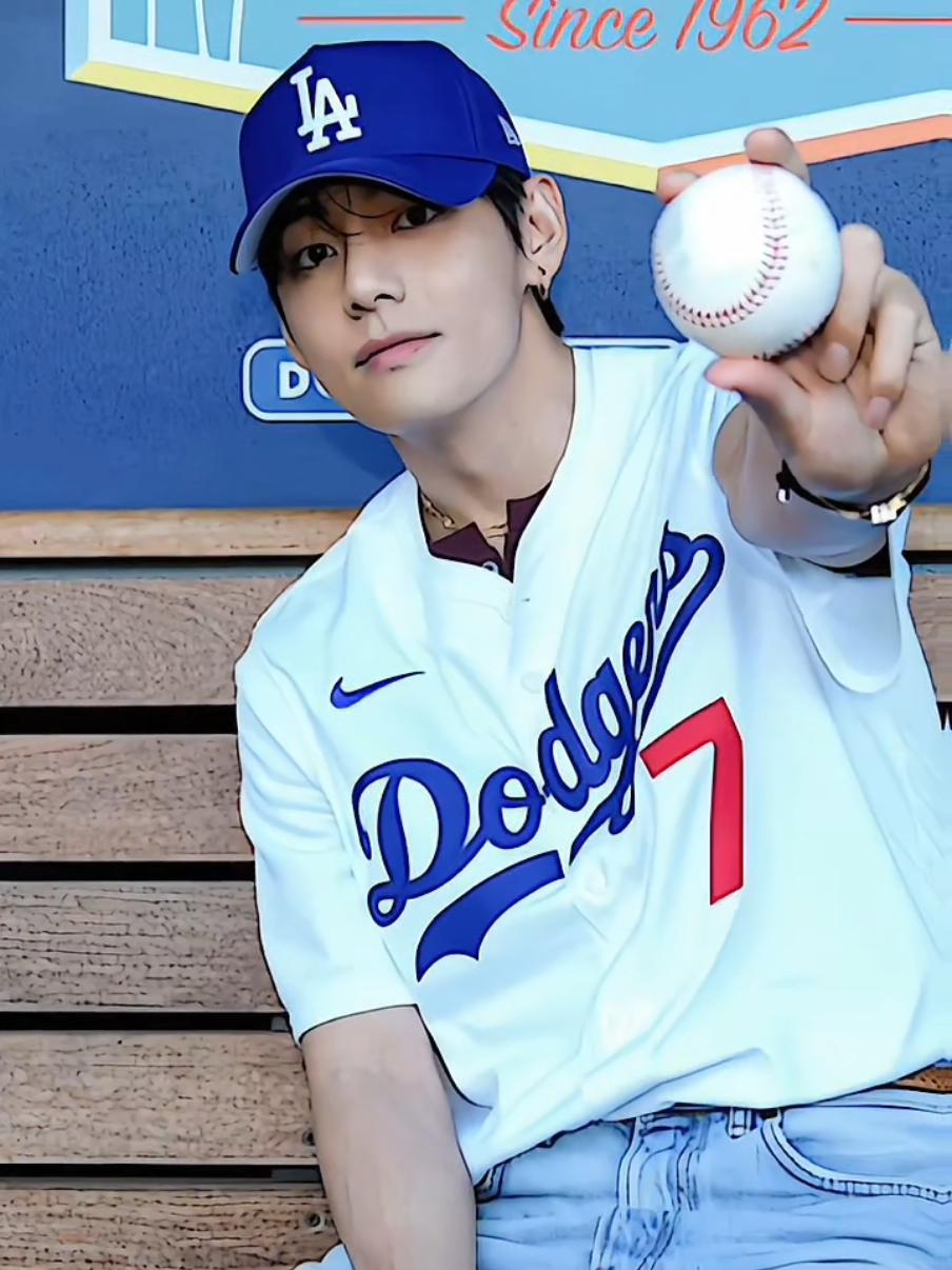 first pitch pake tangan kiri 😭 #taehyung  #CapCut 